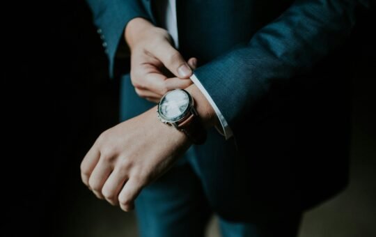 Man in a suit illustrating the launch of ARI, a professional-grade AI research agent for businesses created by You.com as part of their growing ecosystem of artificial intelligence agents.