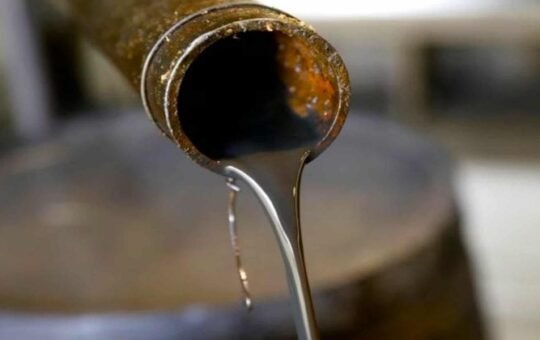 Oil reversal and crowded shorts keep crypto traders on edge